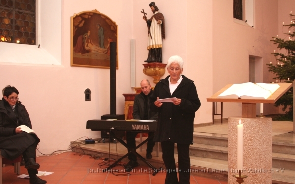 20120115 (10)a-600.jpg - Abendlob-Gottesdienst am 15. Januar 2012 in der Stadtkapelle:  Luzia Noll stellte die Arbeit des Baufördervereins vor, dankte für die vielen Spenden und warb um weitere Unterstützung.